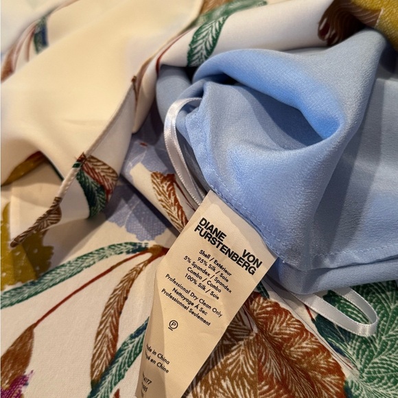 Diane Von Furstenberg Floral Print Asymmetrical Pattern Silk Blouse Size 2 - Picture 3 of 12